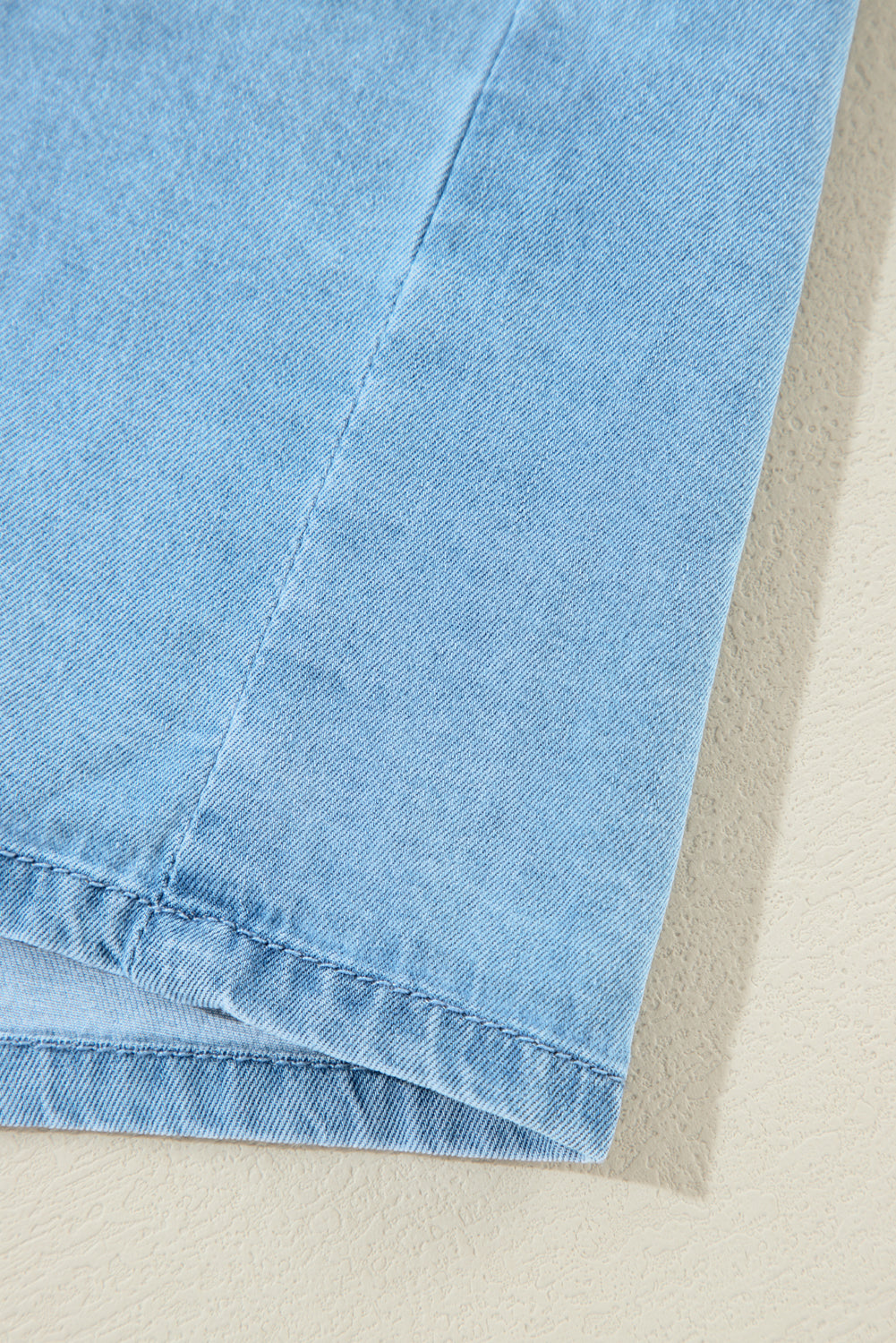 Myosotis – Gerüschtes, geknöpftes Etuikleid aus Denim mit V-Ausschnitt