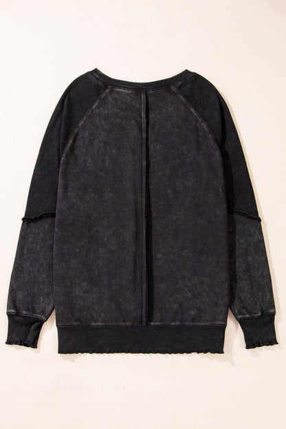 Schwarzes Sweatshirt mit Raglanärmeln und Waffelstrick-Patchworkmuster