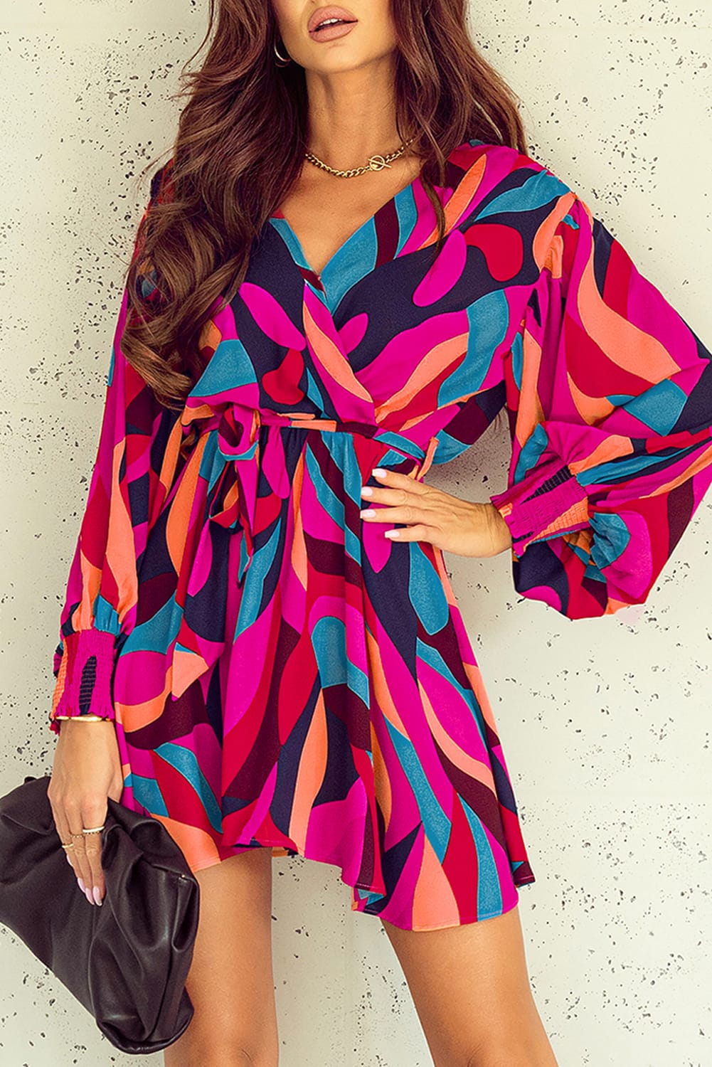 Feuerrotes Minikleid mit abstraktem Print und Gürtel und Puffärmeln