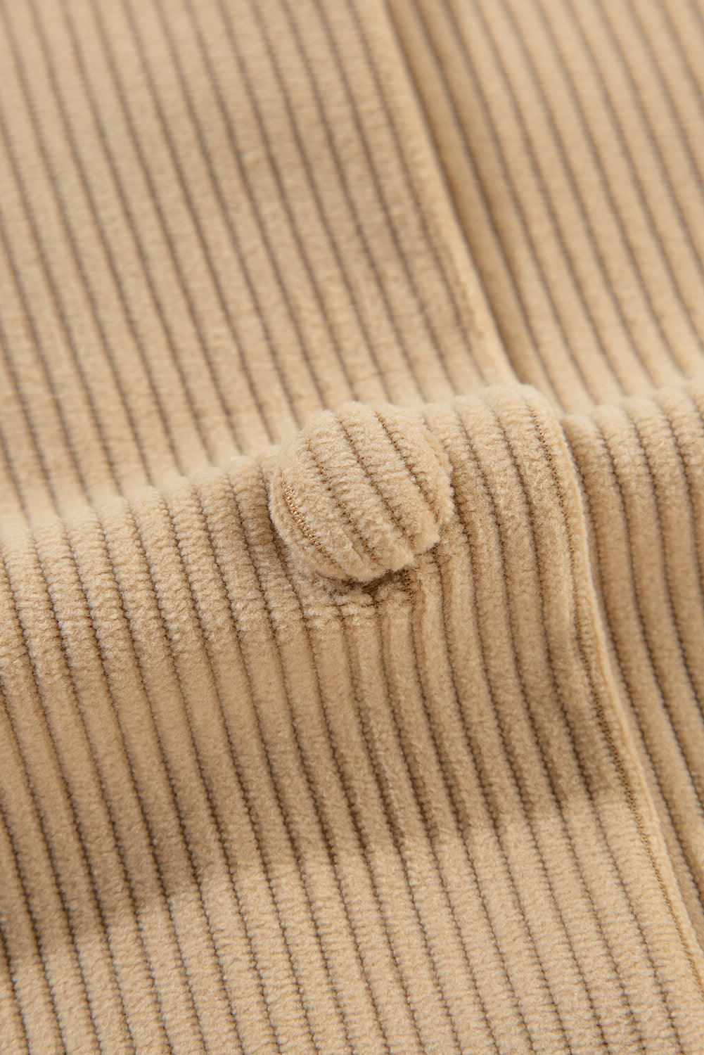 Helles französisches Beige, einfarbige Cord-Shacket mit Rüschen, Klapptasche und Knopfleiste