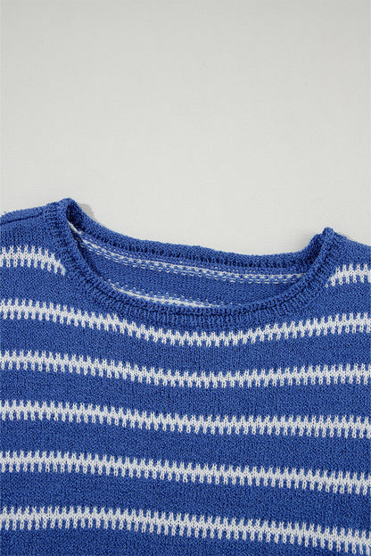 Himmelblauer, gestreifter Freizeitpullover mit überschnittener Schulter