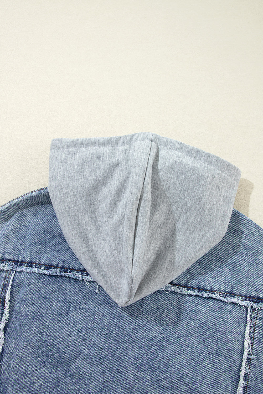 Beau Blue – Patchwork-Jeansjacke mit Kapuze und offenem Saum im Karomuster