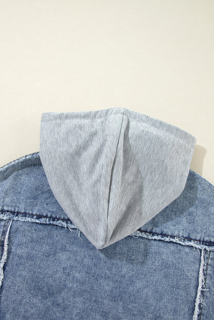 Beau Blue – Patchwork-Jeansjacke mit Kapuze und offenem Saum im Karomuster