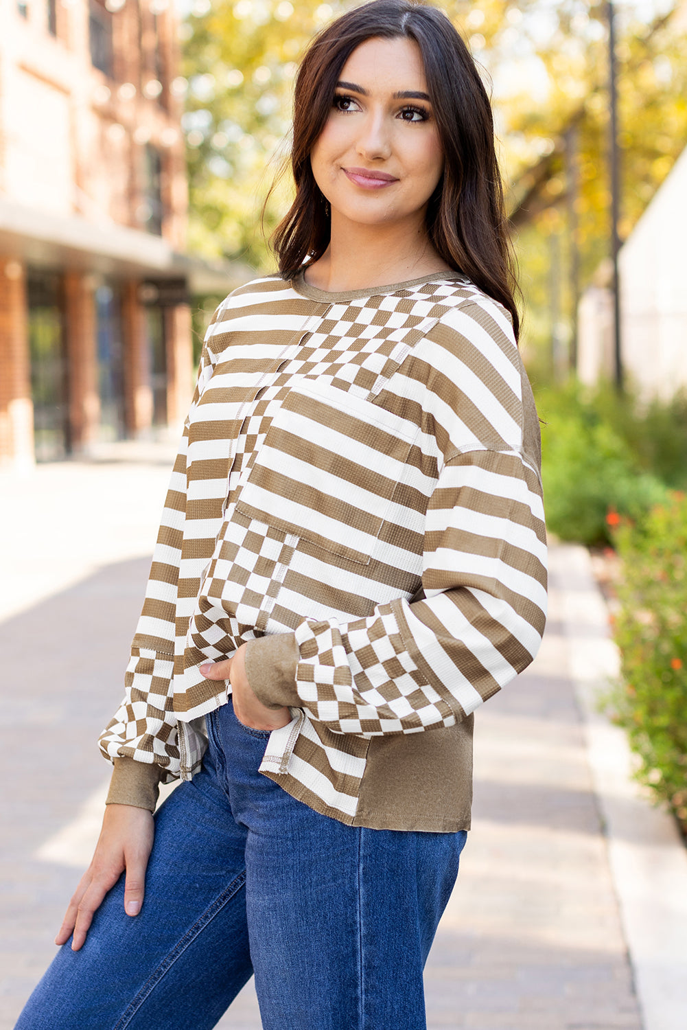Khakifarbene Bluse mit Schachbrettmuster und Patchwork-Laternenärmeln und Taschen
