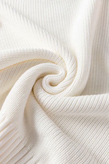 Weißer Pullover mit Blumenaufnähern und Bischofsärmeln