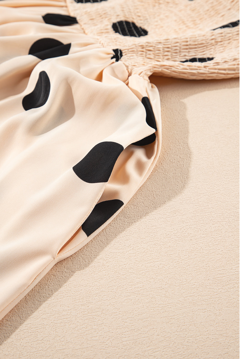 Haferflockenfarbenes, gesmoktes, ausgestelltes, ärmelloses langes Kleid mit Punkten