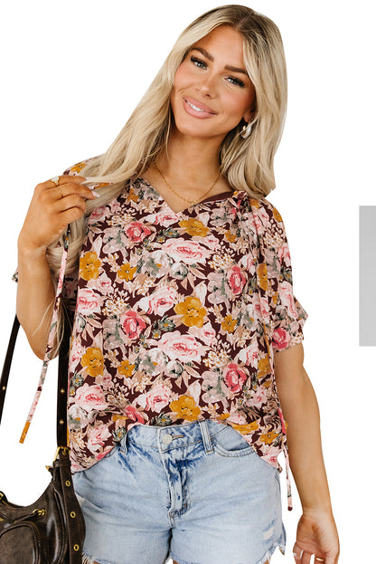 Rosa Bluse mit Blumenmuster und Ballonsaum und Schlitz am Ausschnitt