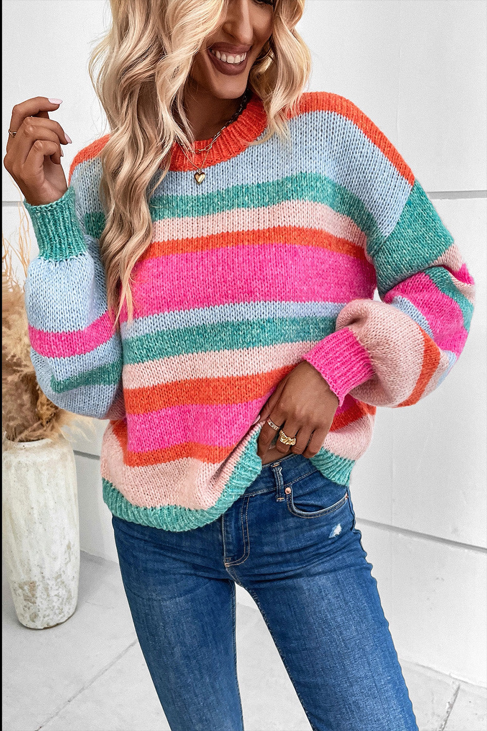 Mehrfarbig gestreifter Strickpullover mit tief angesetzten Schultern und Puffärmeln