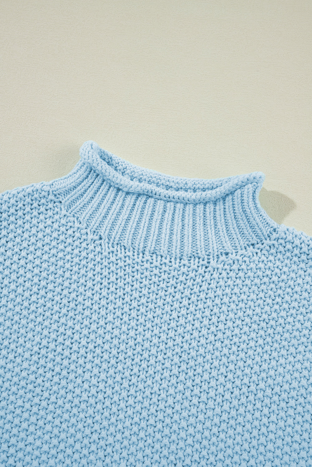 Iceland Blauer Pullover mit hohem Kragen und Fledermausärmeln