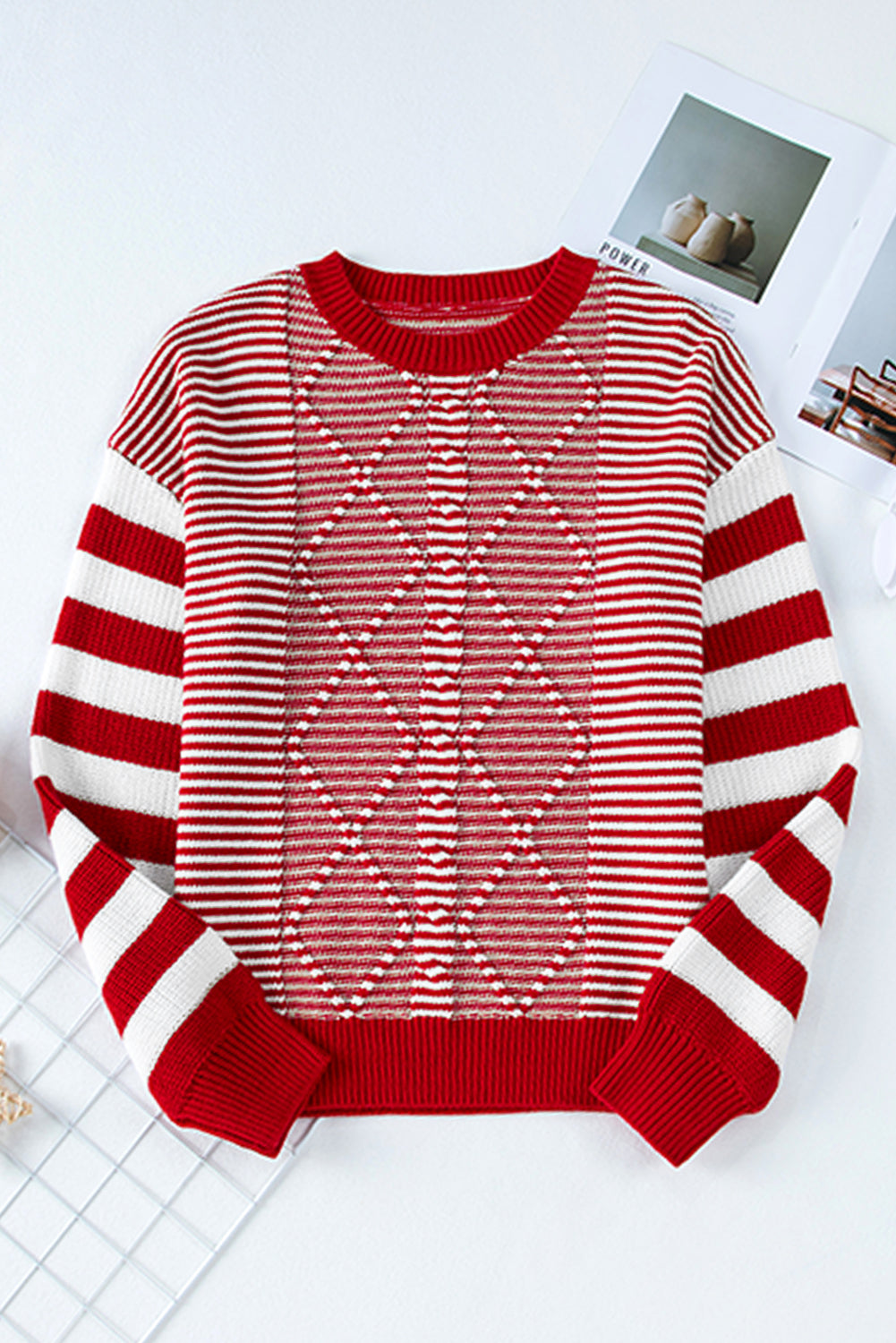 Rot gestreifter Pullover mit geometrisch strukturierter, überschnittener Schulter