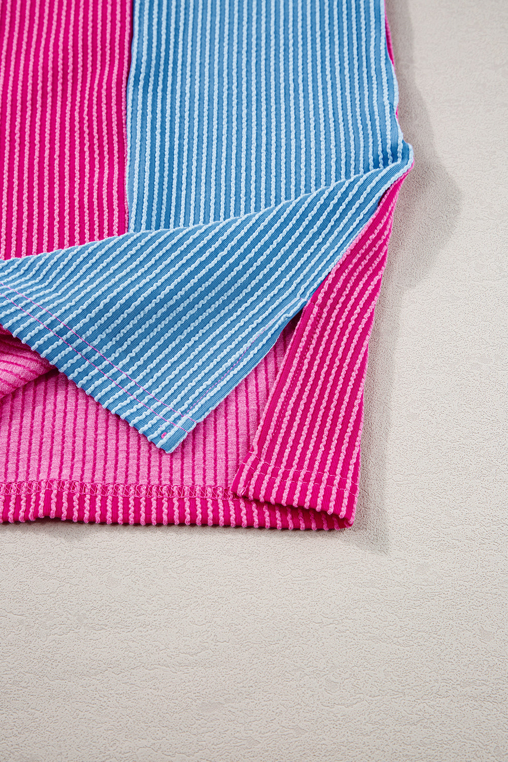 Rosarotes strukturiertes Colorblock-T-Shirt mit Rundhalsausschnitt