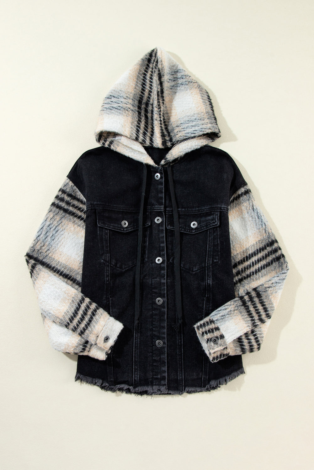 Schwarze Jeansjacke mit Kapuze und karierten Ärmeln und ausgefranstem Saum