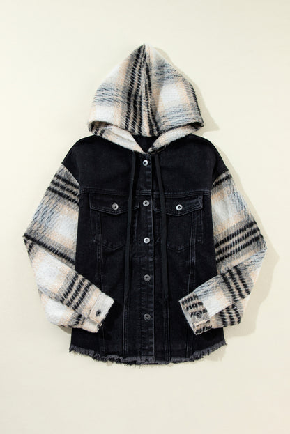 Schwarze Jeansjacke mit Kapuze und karierten Ärmeln und ausgefranstem Saum