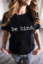 Schwarzes, lässiges T-Shirt mit Rundhalsausschnitt und Buchstabendruck „Be Kind“