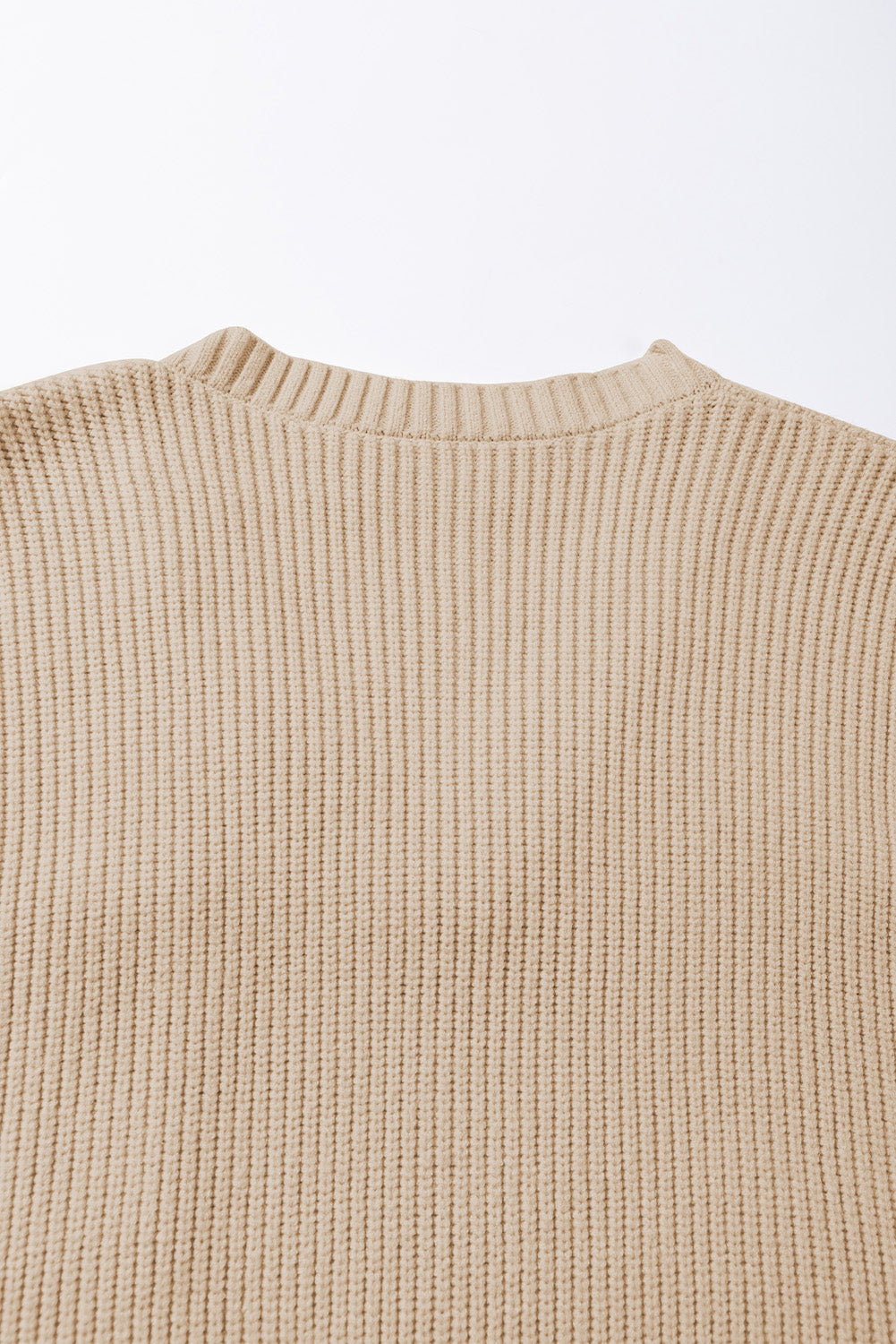 Aprikosenfarbener Pullover mit Brusttasche, V-Ausschnitt, gerippten Flügelärmeln