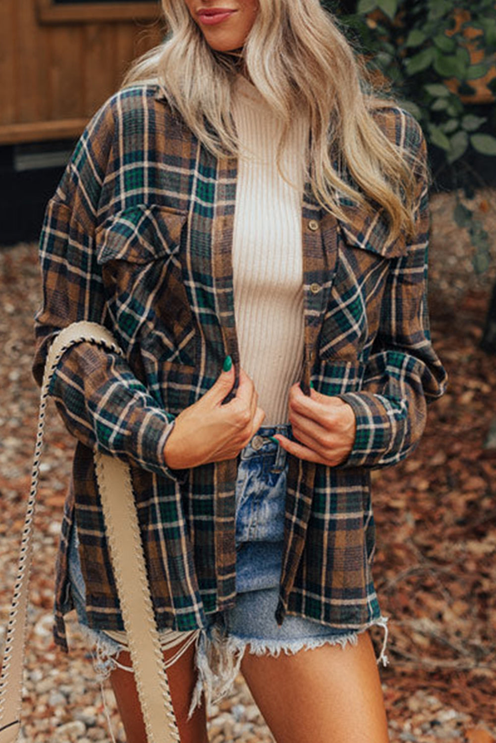 Braune Hemdjacke mit Karomuster und Brusttaschen mit Knöpfen