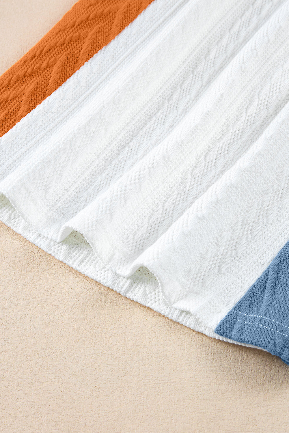 Hellblaues, strukturiertes T-Shirt mit Farbblock und lockerer Passform
