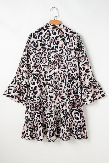 Schwarzes Kleid mit Leopardenmuster, geknöpfter Vorderseite und 3/4-Ärmeln, gestuftem Rüschensaum