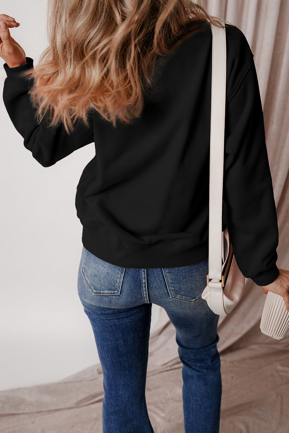 Schwarzes Frottee-Sweatshirt mit einfarbigem Fleecefutter und überschnittener Schulter