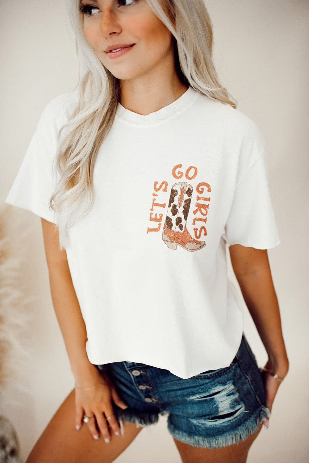 Weißes T-Shirt mit doppelseitiger Grafik mit Cowboyhut und Stiefeln