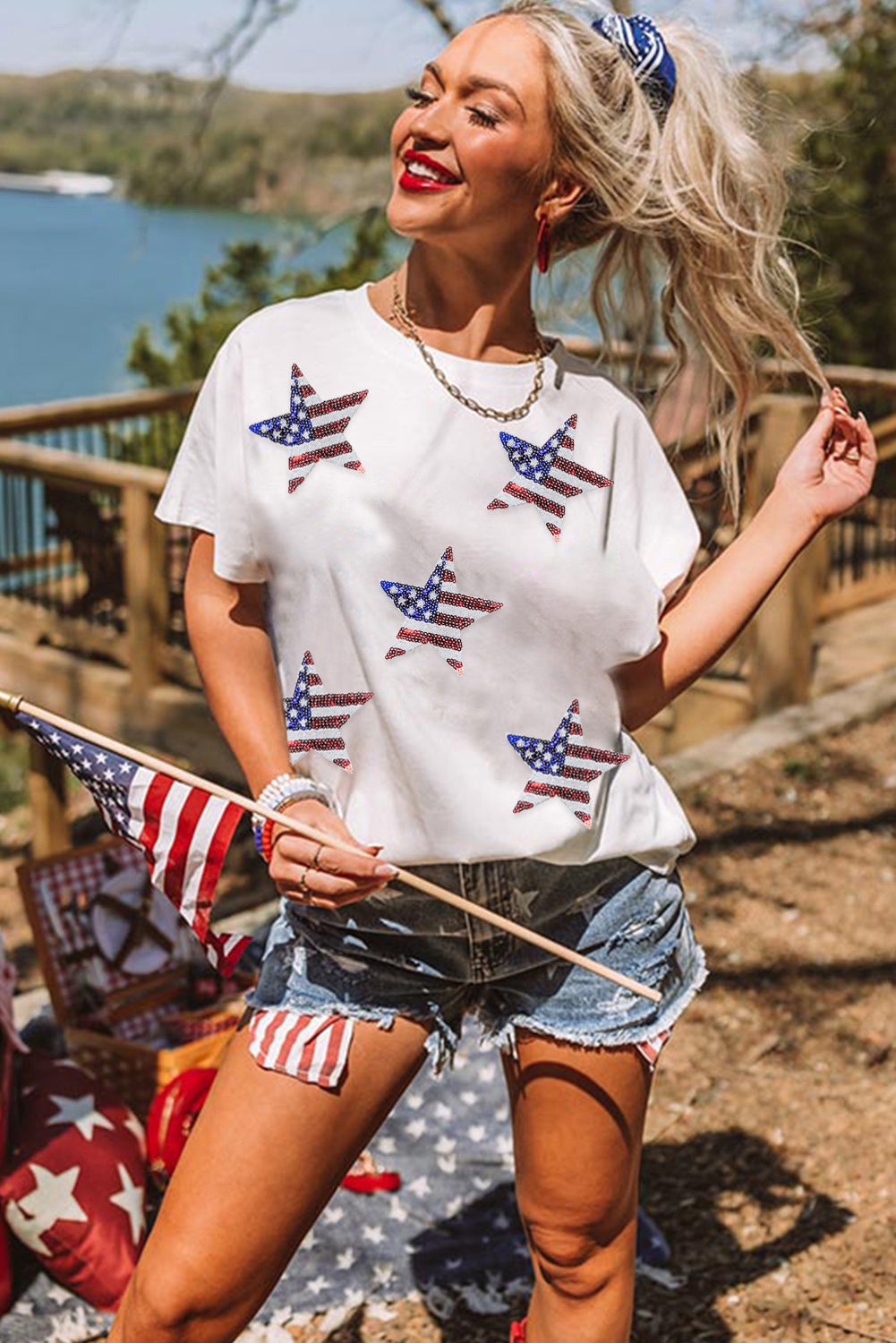 Weißes T-Shirt mit Pailletten und amerikanischer Flagge und Stern-Grafik