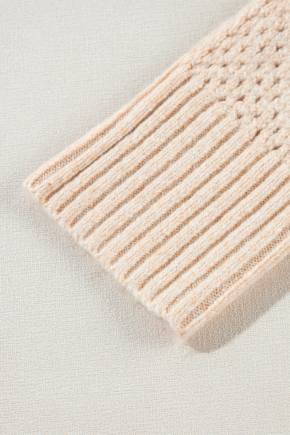 Parchment – Lockerer Pullover mit Ösen, V-Ausschnitt und überschnittenen Schultern