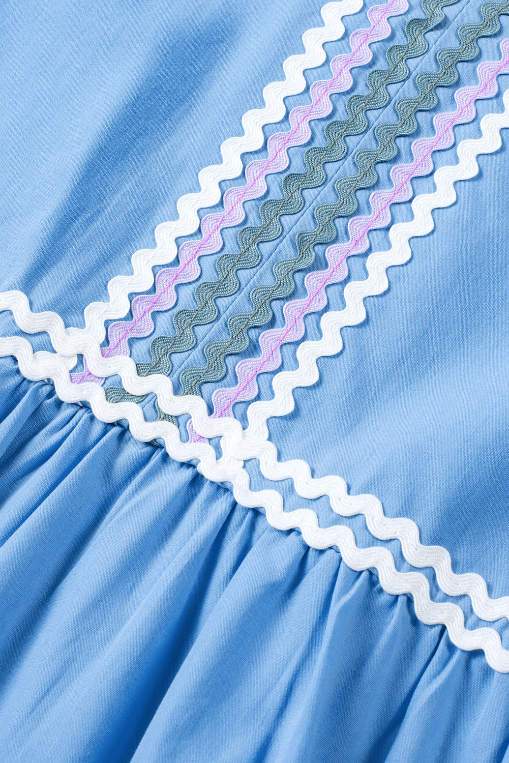 Beau Blue – Zickzack-Farbblockkleid mit Flatterärmeln, V-Ausschnitt und Stufendesign