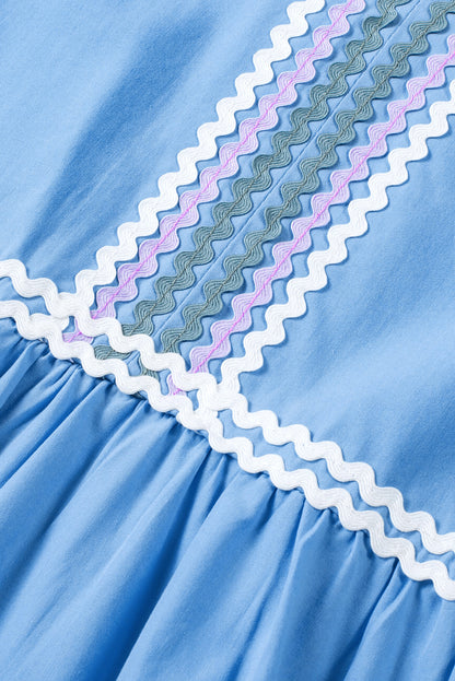 Beau Blue – Zickzack-Farbblockkleid mit Flatterärmeln, V-Ausschnitt und Stufendesign