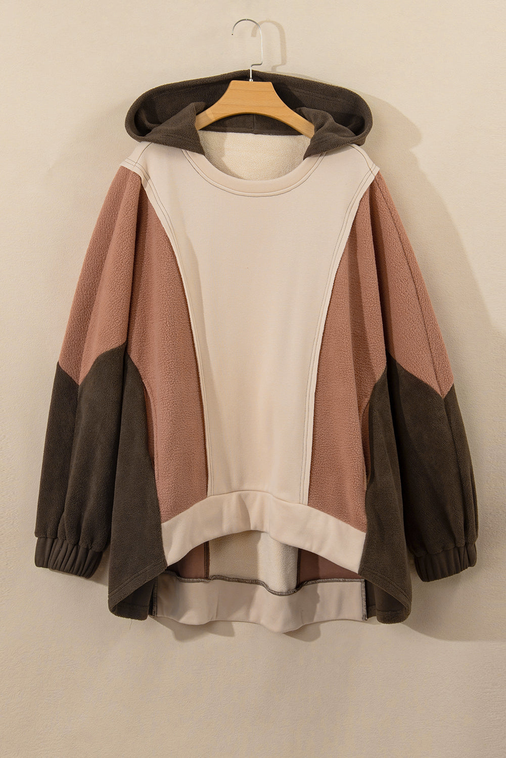Brauner Hoodie mit sichtbaren Nähten und Farbblockdesign in Übergröße