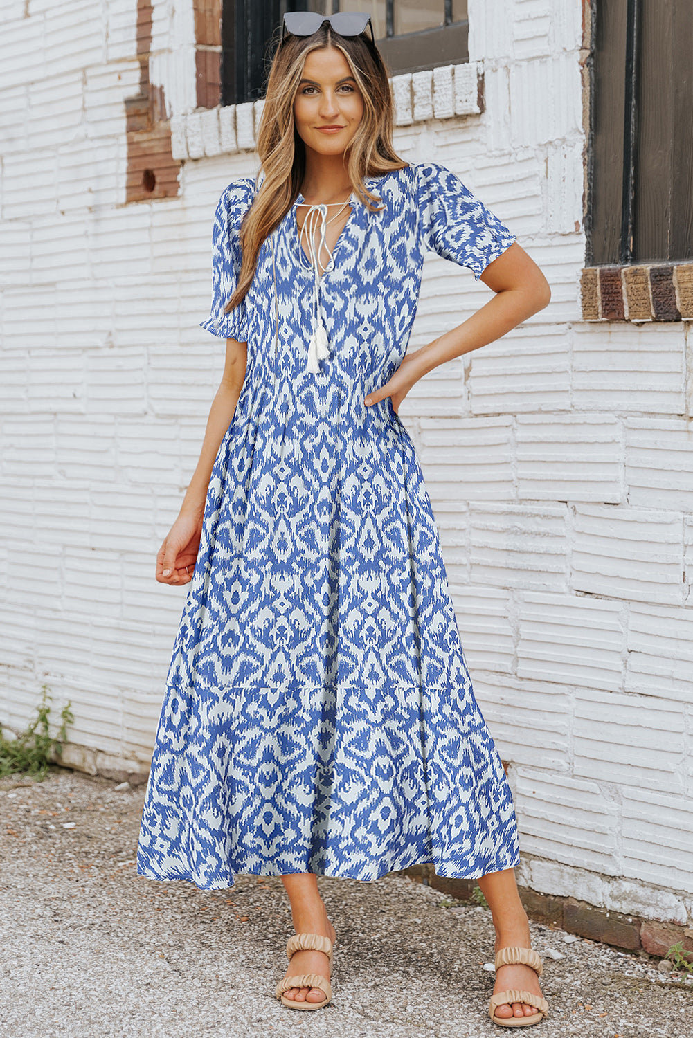 Himmelblaues lässiges Maxikleid mit geometrischem Print und V-Ausschnitt