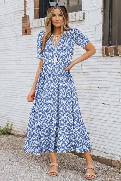 Himmelblaues lässiges Maxikleid mit geometrischem Print und V-Ausschnitt