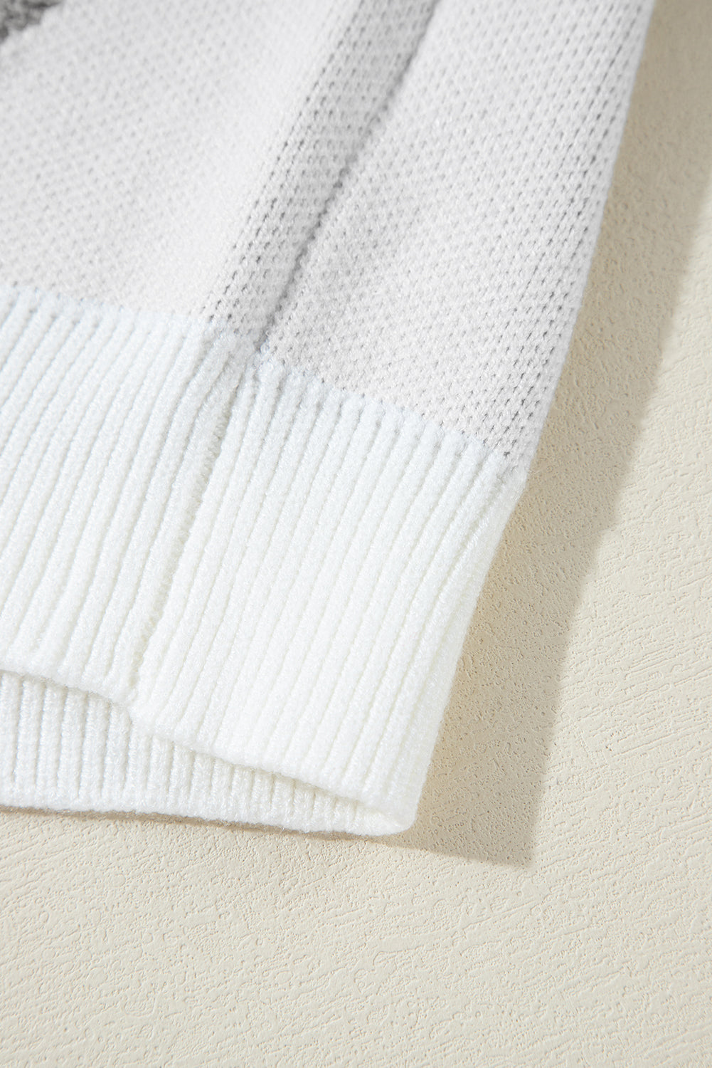 Weißer Pullover mit Stehkragen und halblangem Reißverschluss und Blumenmuster