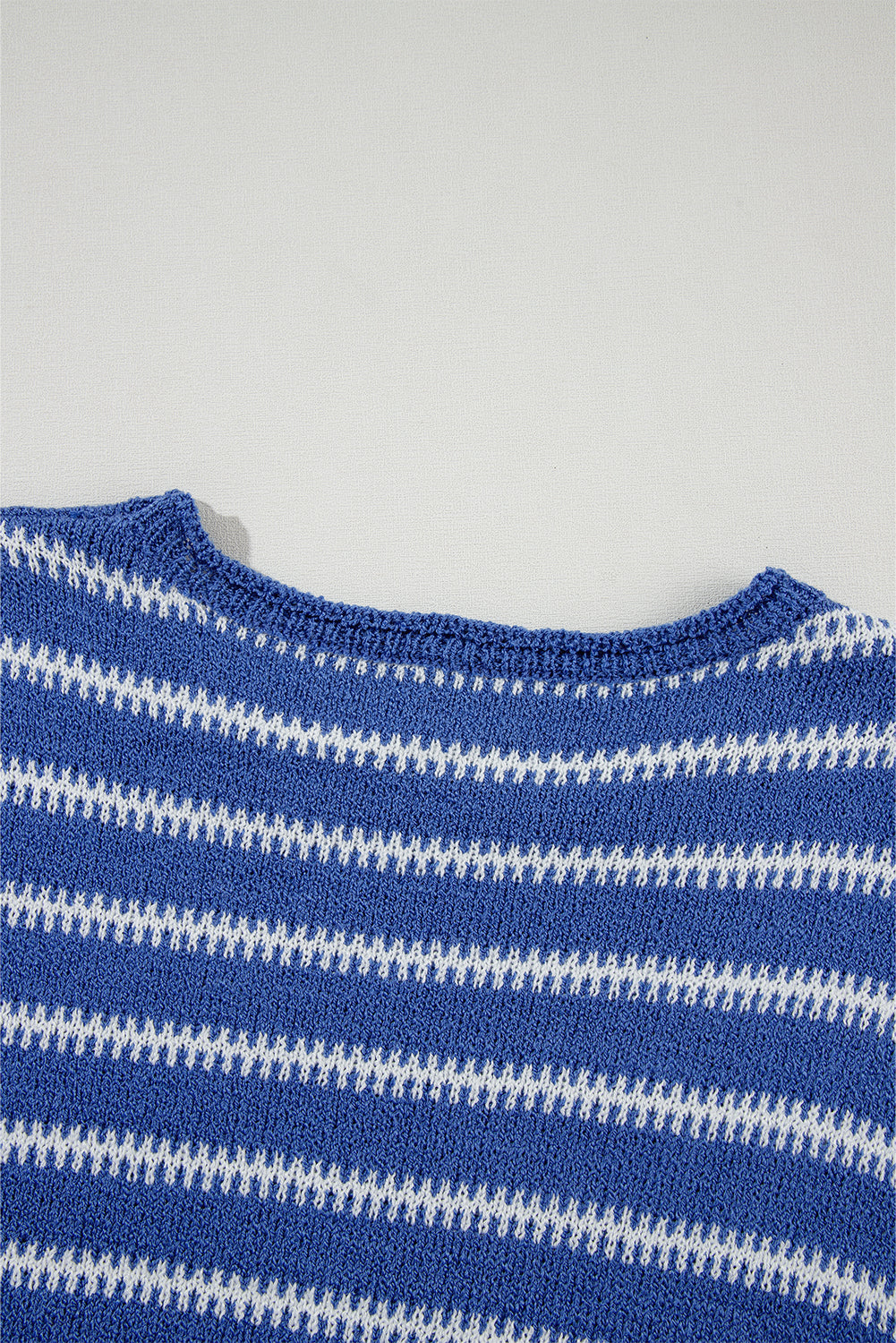Himmelblauer, gestreifter Freizeitpullover mit überschnittener Schulter