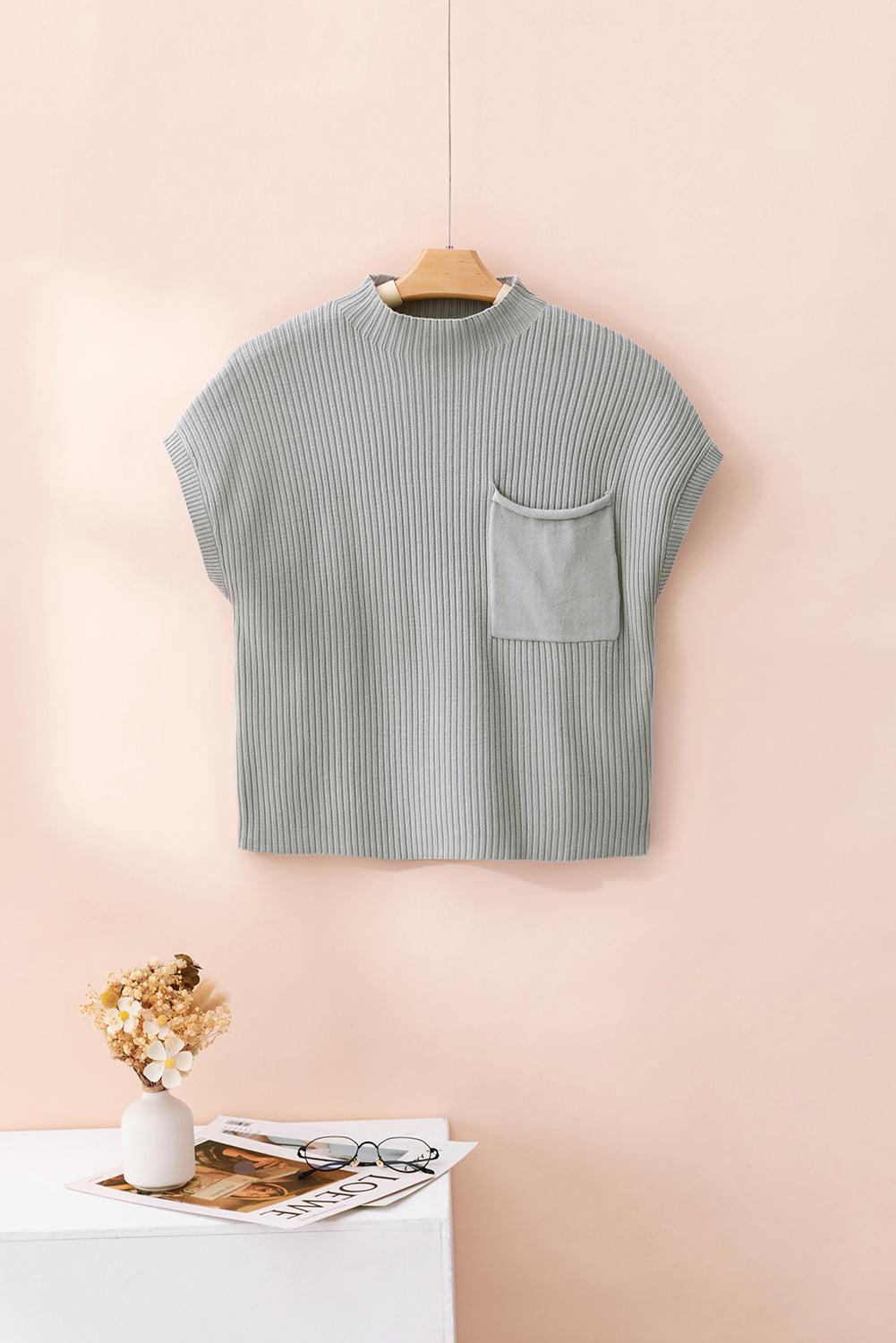 Grauer Rippstrickpullover mit aufgesetzten Taschen und kurzen Ärmeln