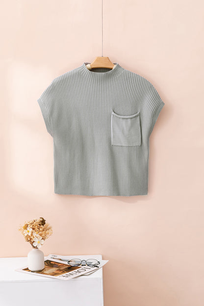 Grauer Rippstrickpullover mit aufgesetzten Taschen und kurzen Ärmeln