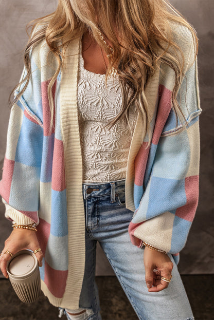 Hellblauer karierter Cardigan mit überschnittener Schulter und sichtbaren Nähten, vorne offen