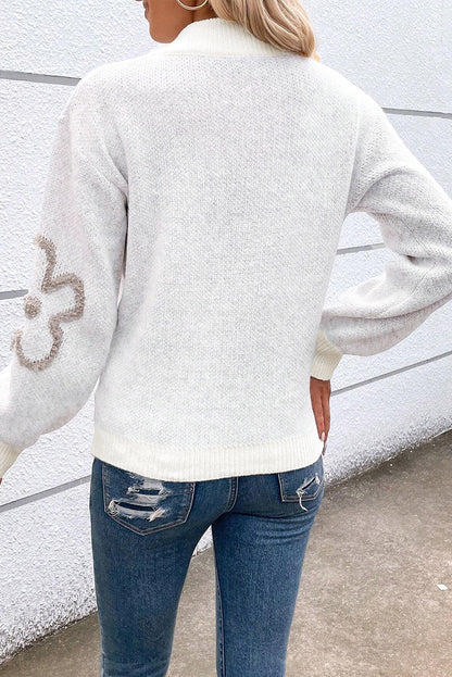 Weißer Pullover mit Stehkragen und halblangem Reißverschluss und Blumenmuster