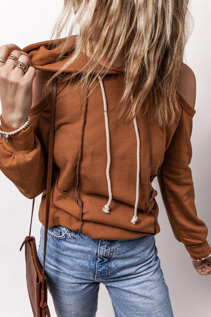 Zimtfarbener Kapuzenpullover mit sichtbaren Nähten und kalter Schulterpartie und Kordelzug
