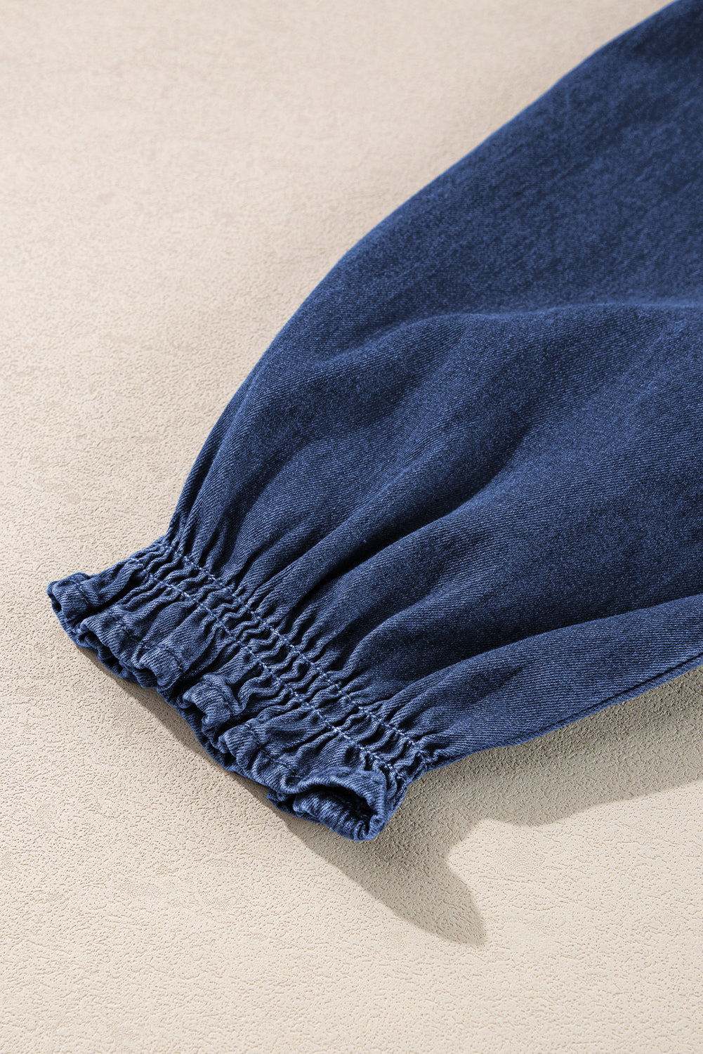 Dunkelblaue Jeansbluse mit gesmokten Rüschen und Puffärmeln sowie V-Ausschnitt