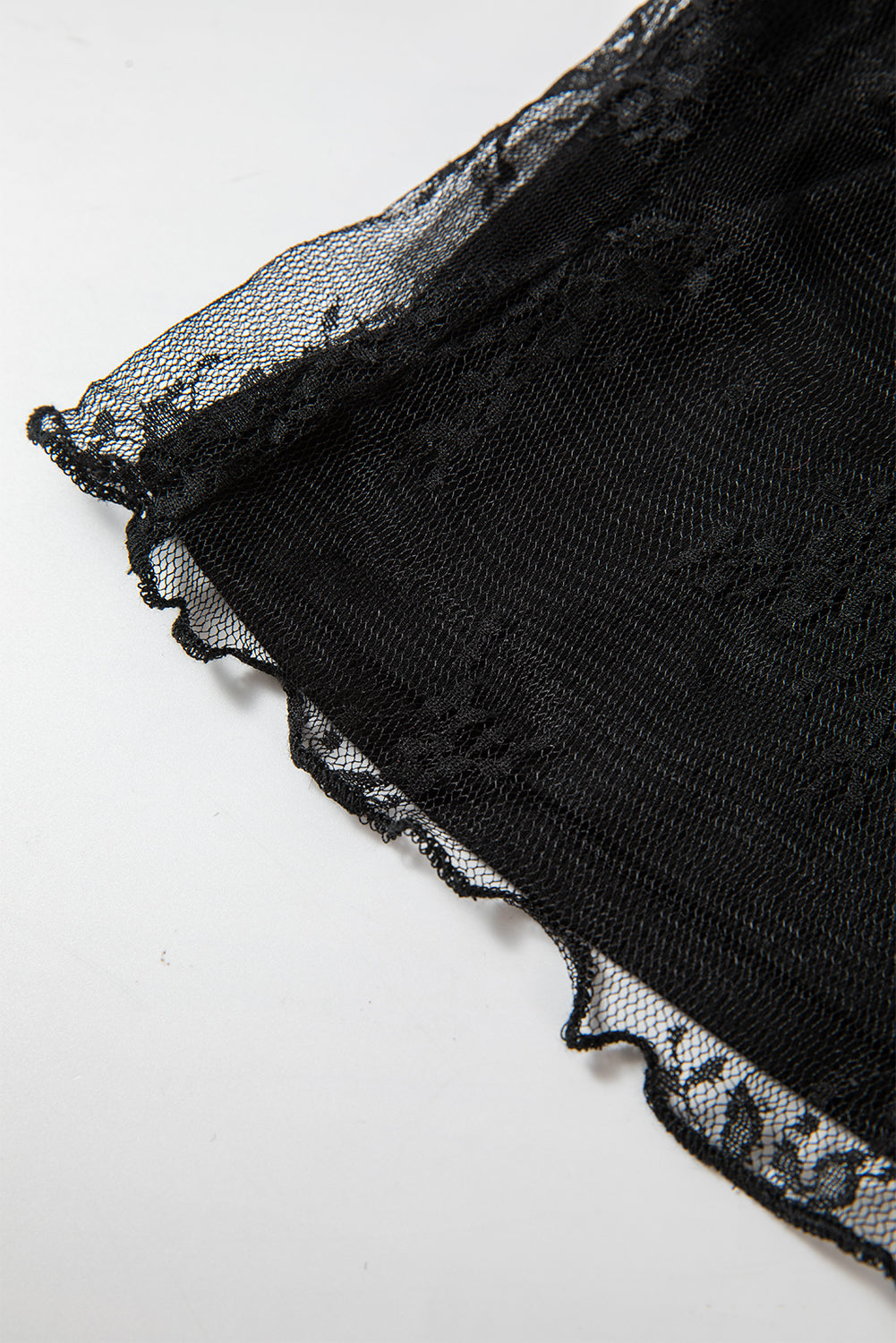 Schwarze, schmal geschnittene Langarmbluse mit Häkel-Spleißen und Spitzennetz
