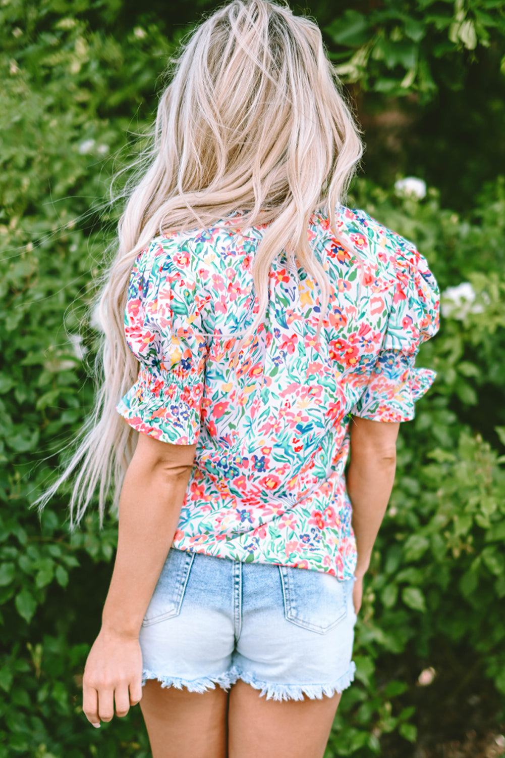 Rosa Bluse mit Blumenmuster, Knöpfen, Schlitz am Ausschnitt und Puffärmeln