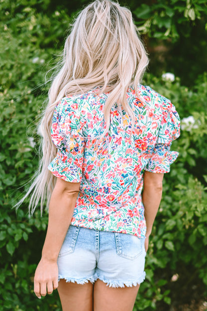 Rosa Bluse mit Blumenmuster, Knöpfen, Schlitz am Ausschnitt und Puffärmeln