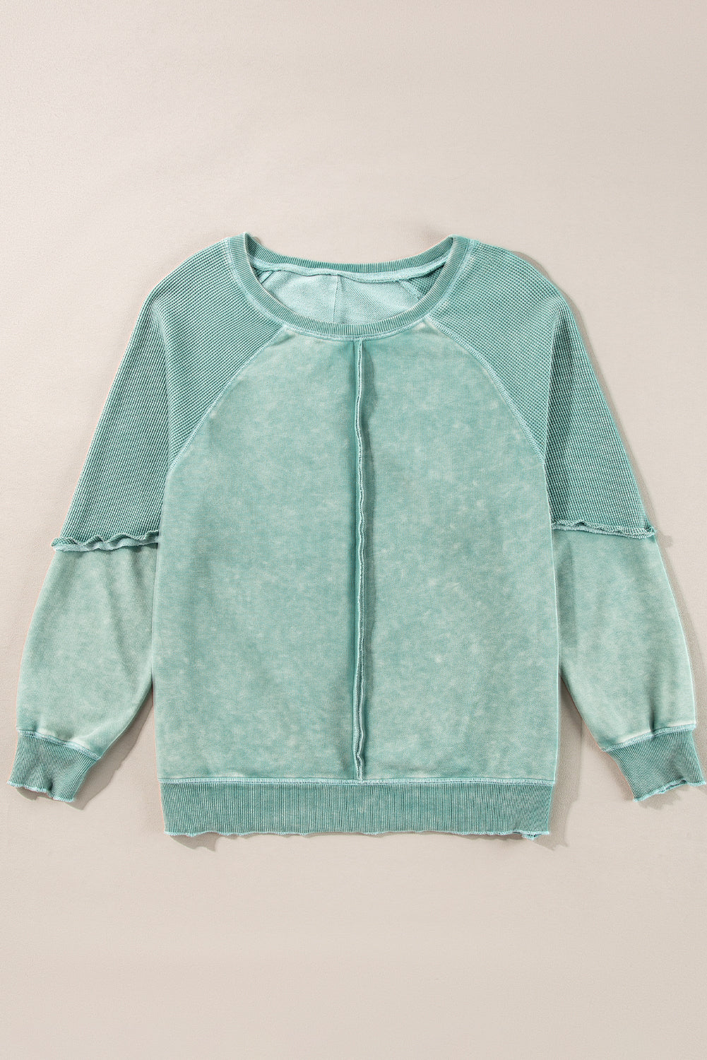 Mineralblaues, einfarbiges Sweatshirt mit Waffelstrick und Patchwork-Raglanärmeln