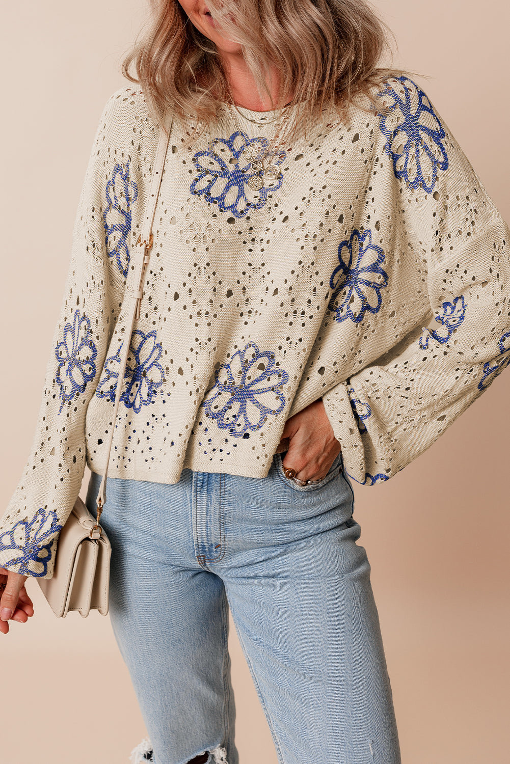 Beigefarbener Pullover mit kontrastierendem Blumenmuster und überschnittener Schulter