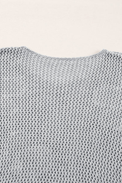 Hellgrauer Strickpullover mit großer Blume und überschnittener Schulter