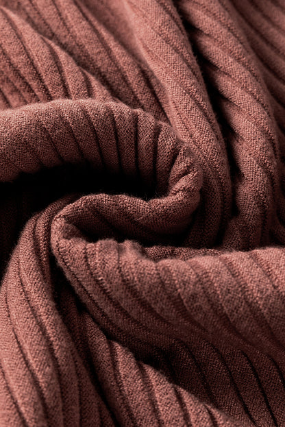 Mineralroter Rollkragenpullover aus Rippstrick
