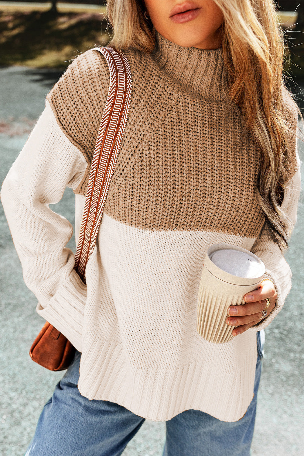 Parchment Pullover mit Zopfmuster, Farbblockdesign und seitlichen Schlitzen sowie hohem Kragen