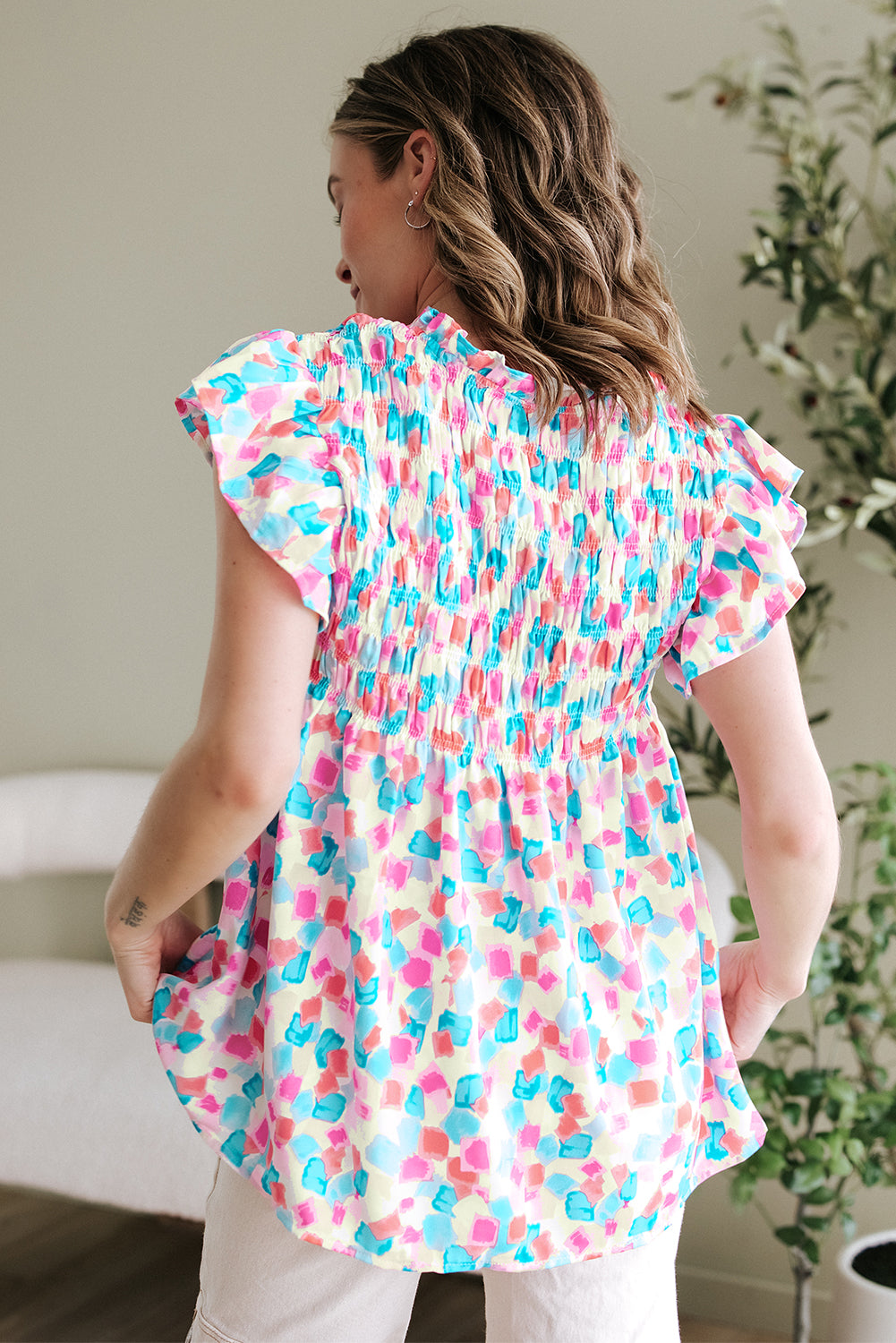 Himmelblaue Bluse mit geraffter Passe und abstraktem Print