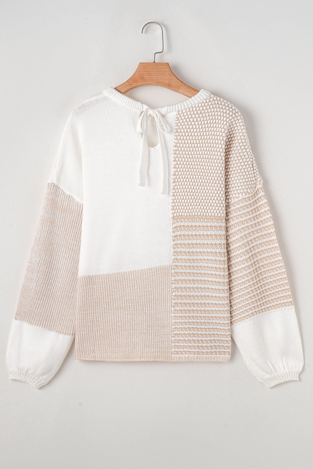 Haferflockenfarbener Strickpullover mit gemischtem Muster und Schlüssellochausschnitt und überschnittener Schulter