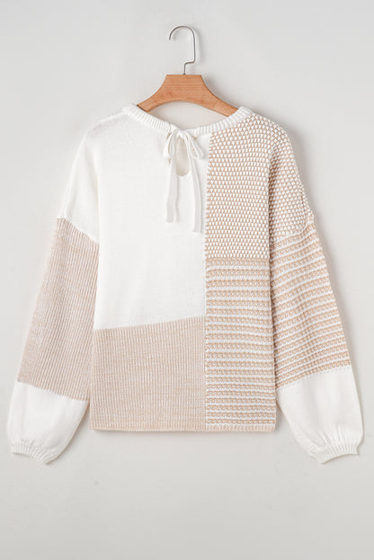 Haferflockenfarbener Strickpullover mit gemischtem Muster und Schlüssellochausschnitt und überschnittener Schulter